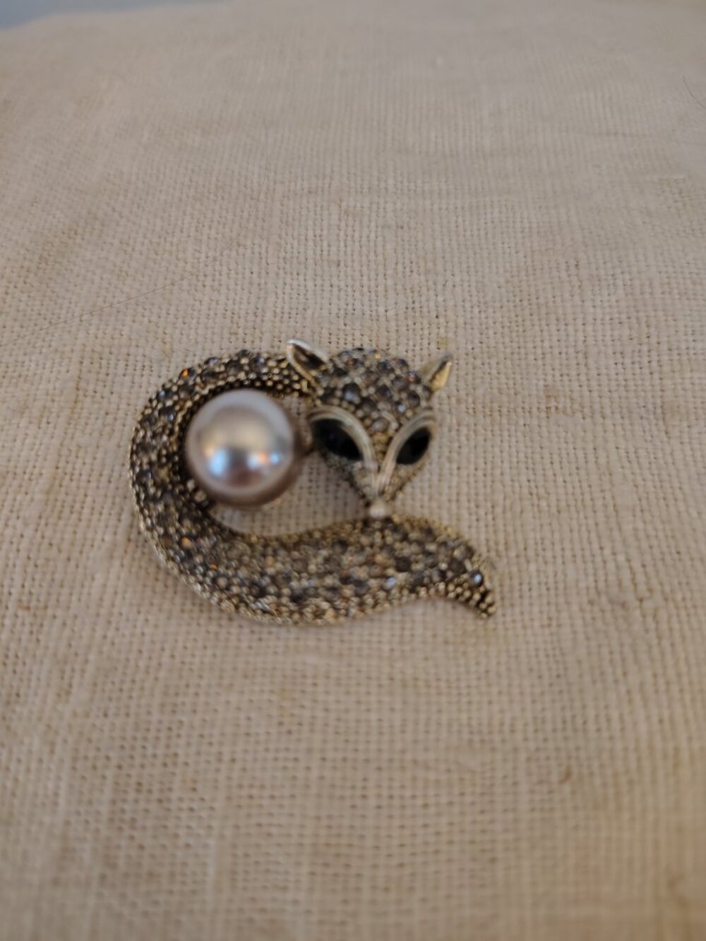 Cute silver tone Fox Rhinestone Brooch W/ Faux silver pearl and Black Stone Eyes